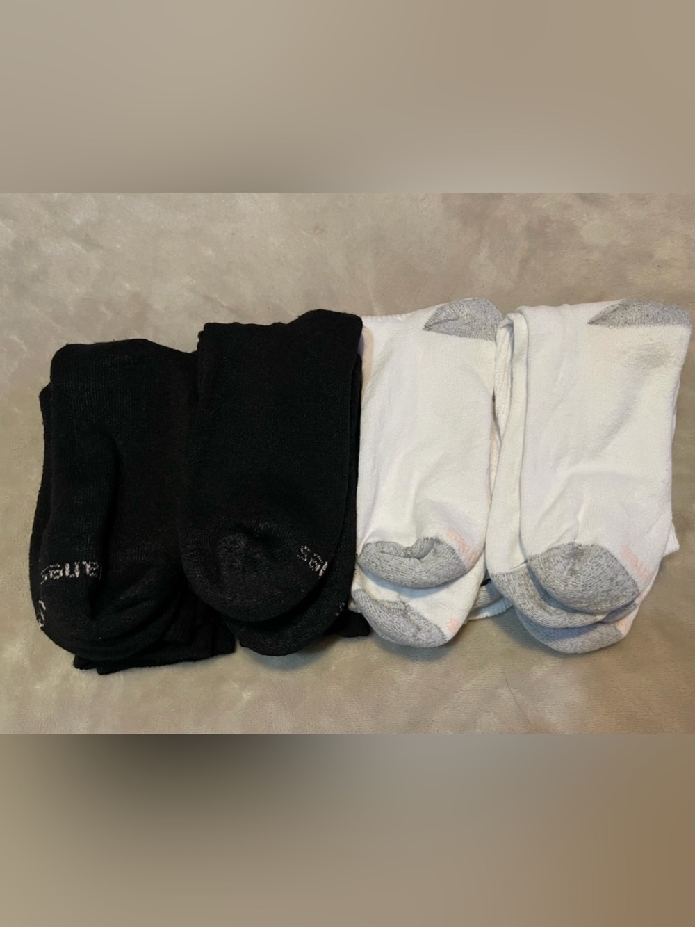 Hanes Women’s Cushioned Crew Socks 4 Black Pairs and 4 White Pairs NWOT 8-12